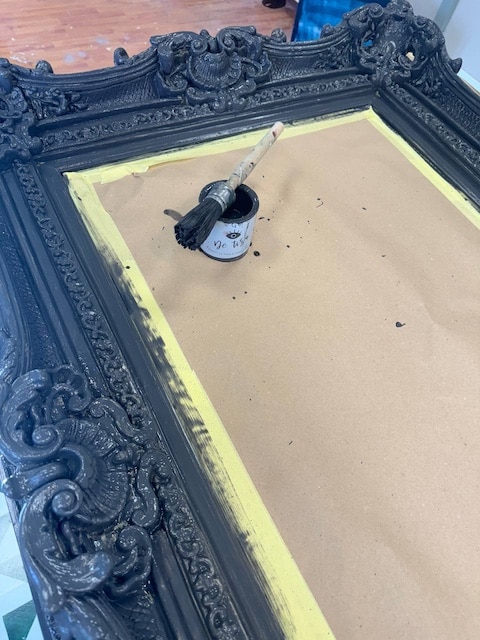 Como pintar un marco de espejo: aplicamos el color de base Casi Negro