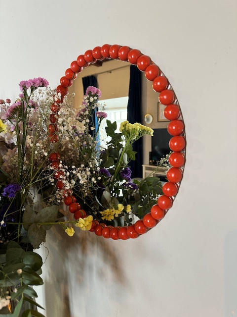 8 ideas creativas para aprovechar restos de pintura 5 Espejo decorado con bolitas naranjas