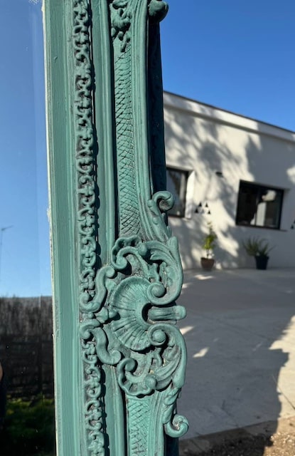 Detalle marco de espejo pintado