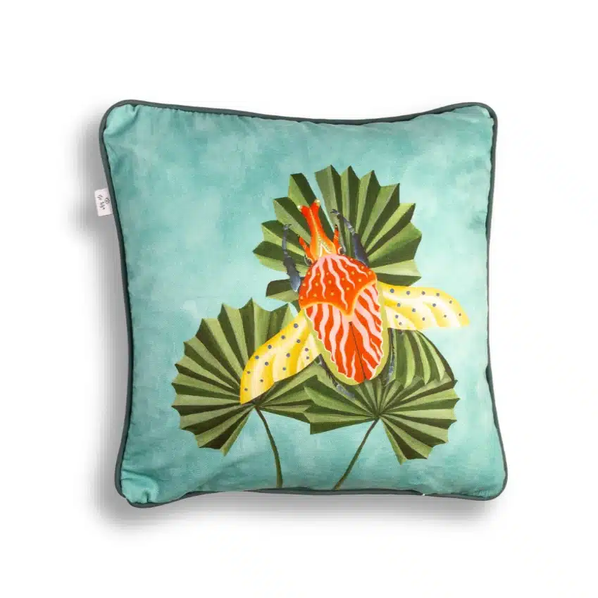 Decoración textil para dormitorios 18 Cojín escarabajo sobre fondo azul