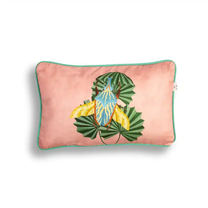 Decoración textil para dormitorios 14 Cojín escarabajo sobre fonde rosa