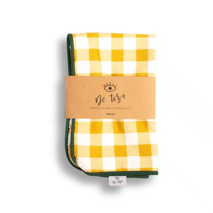 Decoración textil para dormitorios 5 Cojín amarillo cuadros vichy