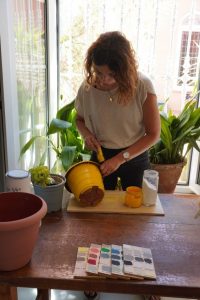 gema pintando maceta