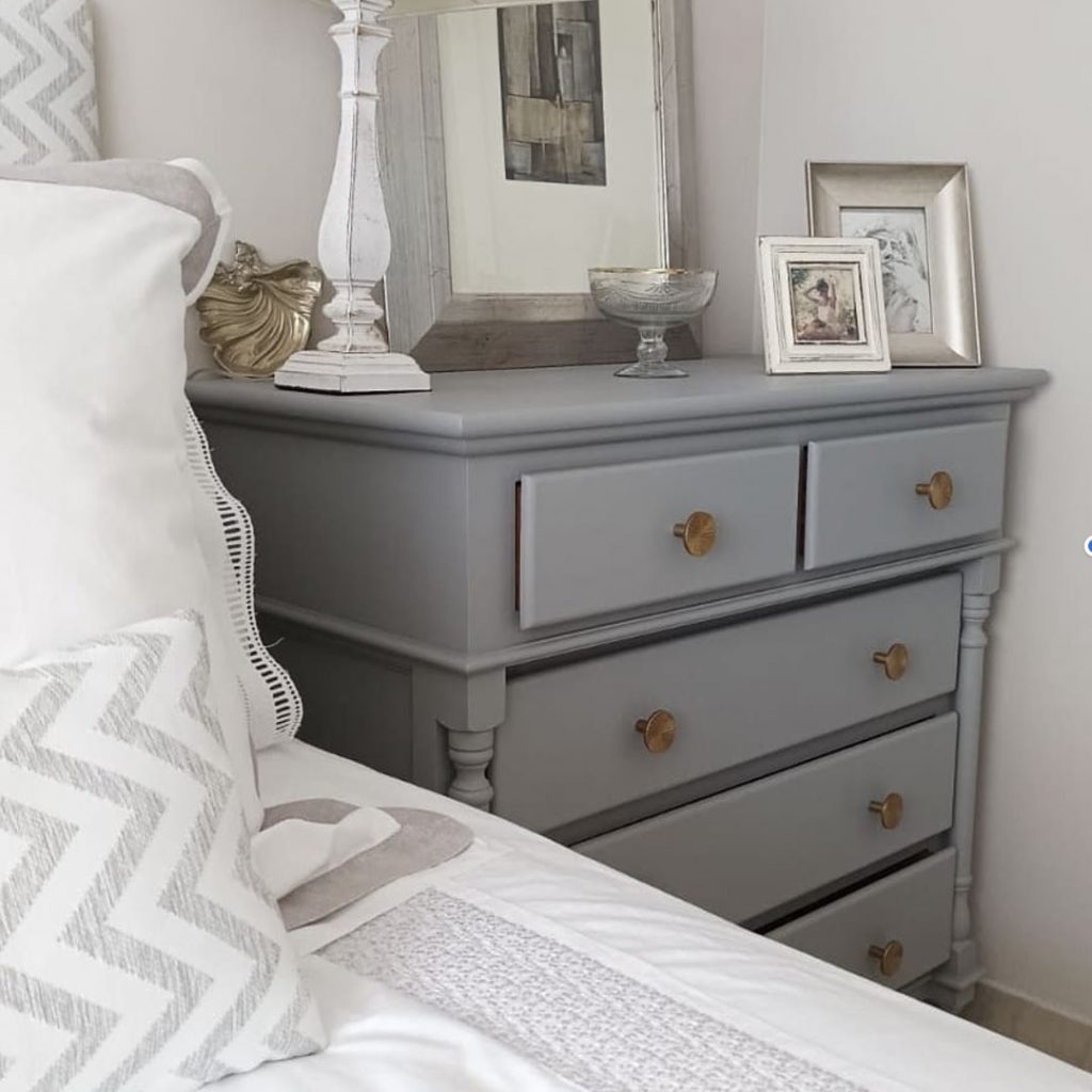 Guía completa para pintar y decorar tu casa según tu estilo de decoración 27 Cómoda pintada en Gris Vintage