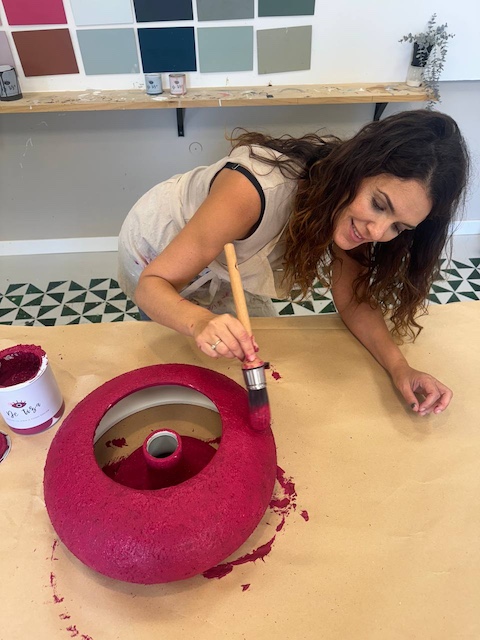 Cómo pintar lámparas de IKEA con textura 14 Gema repasando la pintura