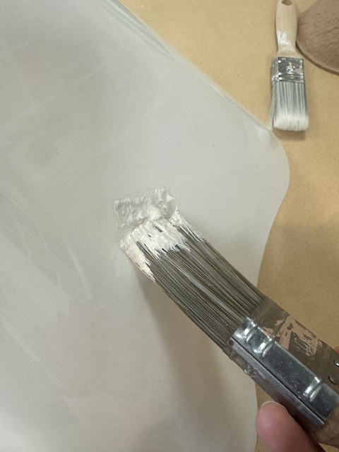 Aplicamos la pintura a la lámpara