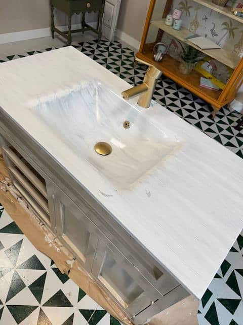 Lavabo pintado con primera mano de pintura blanca