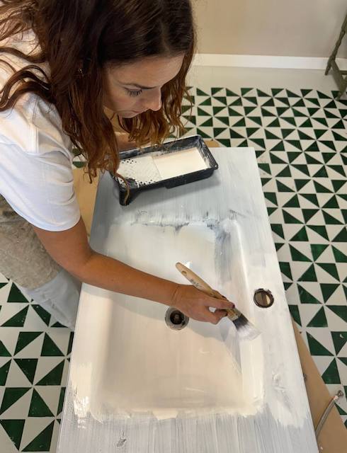 Cómo pintar un lavabo completo paso a paso 20 Gema aplicando la segunda mano en el lavabo pintado.