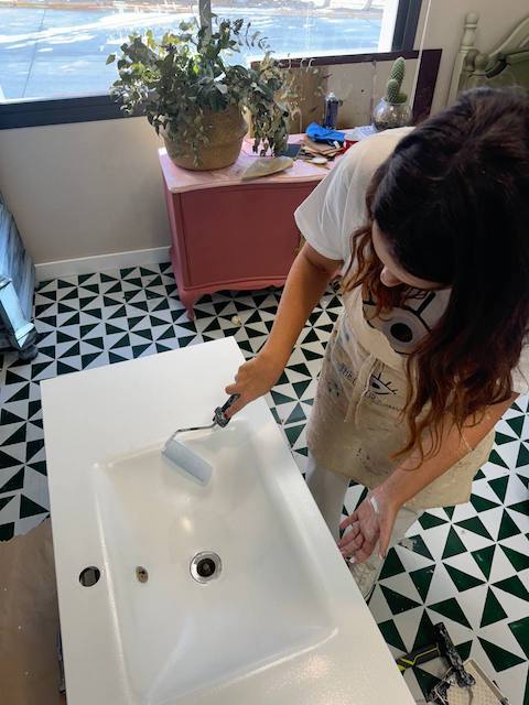 Cómo pintar un lavabo completo paso a paso 21 Gema pintando el lavabo con rodillo