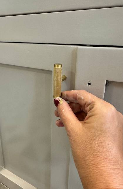 Cómo pintar un lavabo completo paso a paso 13 Colocamos los tiradores en el mueble del lavabo pintado