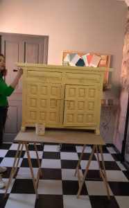 Como hacer efecto decapado en muebles 8 lavado amarillo bali 2