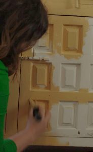 Como hacer efecto decapado en muebles 7 lavado amarillo bali 3