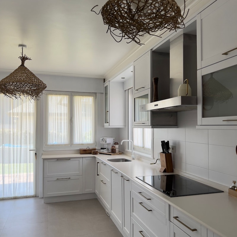 Ideas para reformar la cocina sin obras: cocina oscura después pintada en blanco