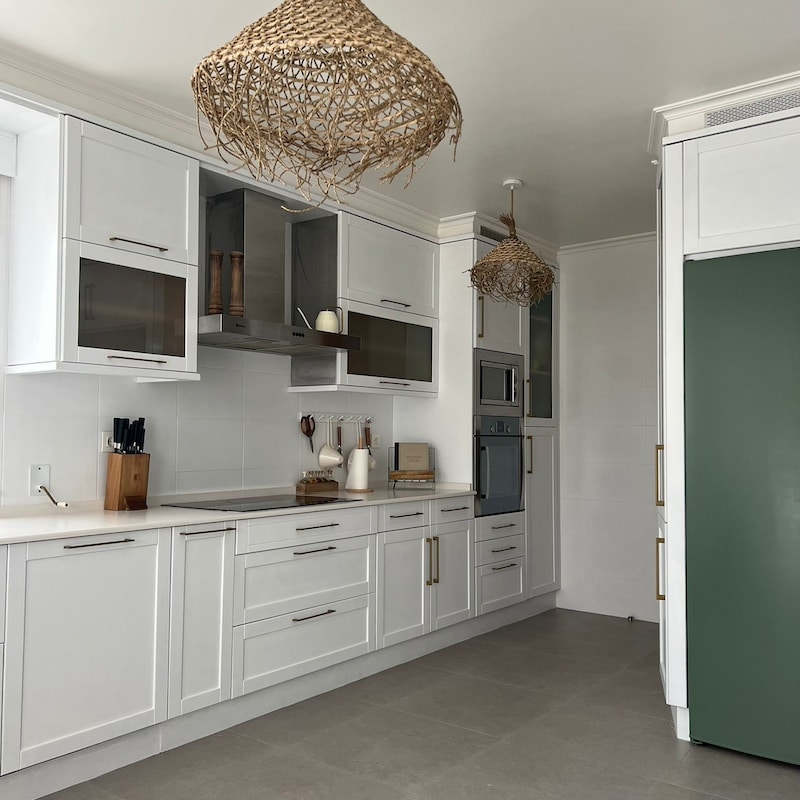 Ideas para reformar la cocina sin obras: cocina oscura después pintada en blanco