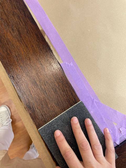 Cómo aclarar la madera de un mueble 9 Lijar el decapante