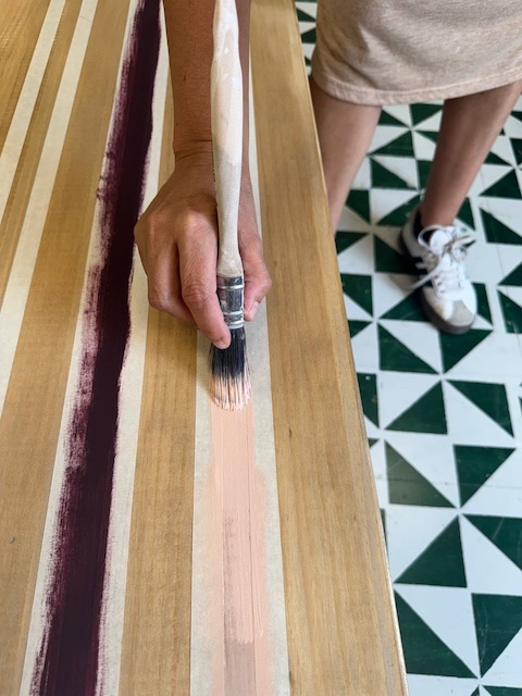 Cómo proteger muebles de exterior 17 Gema pintando las líneas en Merlot y Rosa