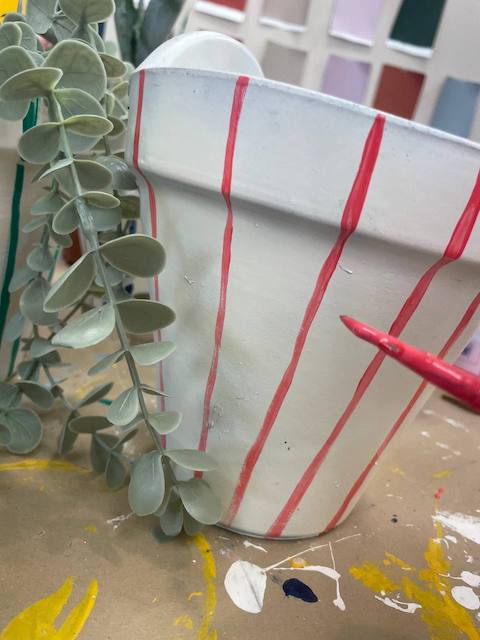 Ideas para pintar macetas de terracota con estilo 14 Pintamos la maceta de barro a rayas con color rosa