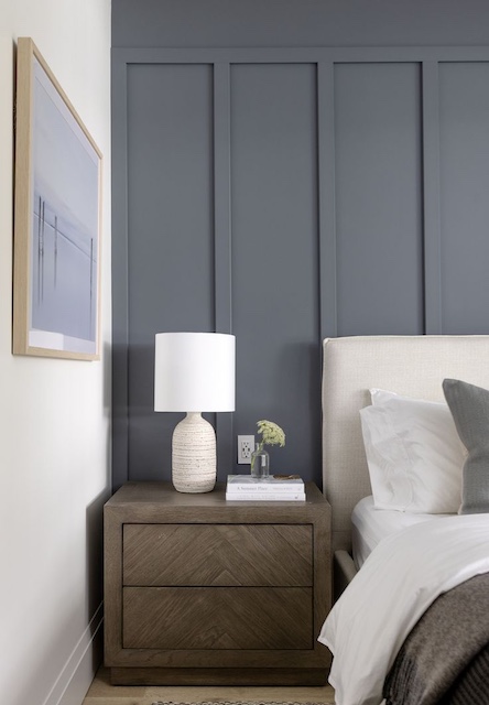 Tips para pintar paredes con muebles oscuros: mesilla oscura sobre azul