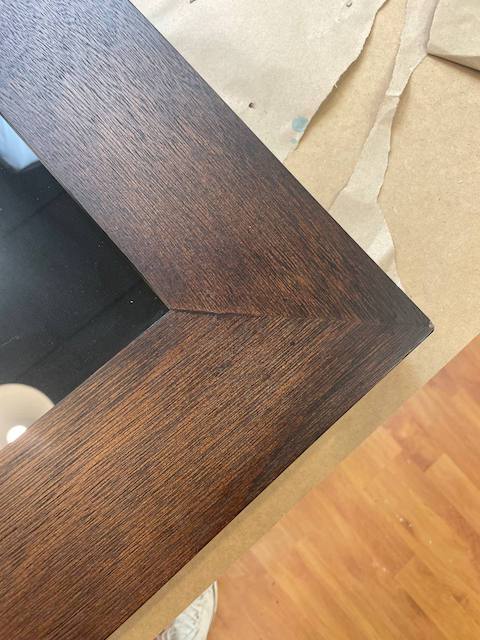 Cómo aclarar la madera de un mueble 4 marco madera oscura