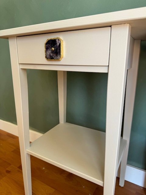 Consejos para pintar muebles oscuros 16 Mesita de IKEA pintada con tirador nuevo