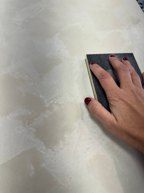 Lijamos la tapa del mueble que vamos a pintar al estilo Shabby Chic