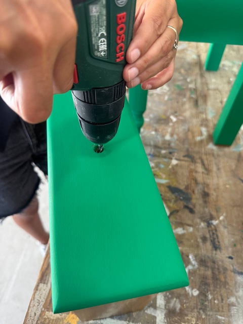 Atornillamos el nuevo tirador