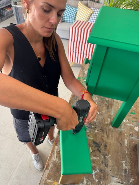 Gema haciendo el agujero del nuevo tirador