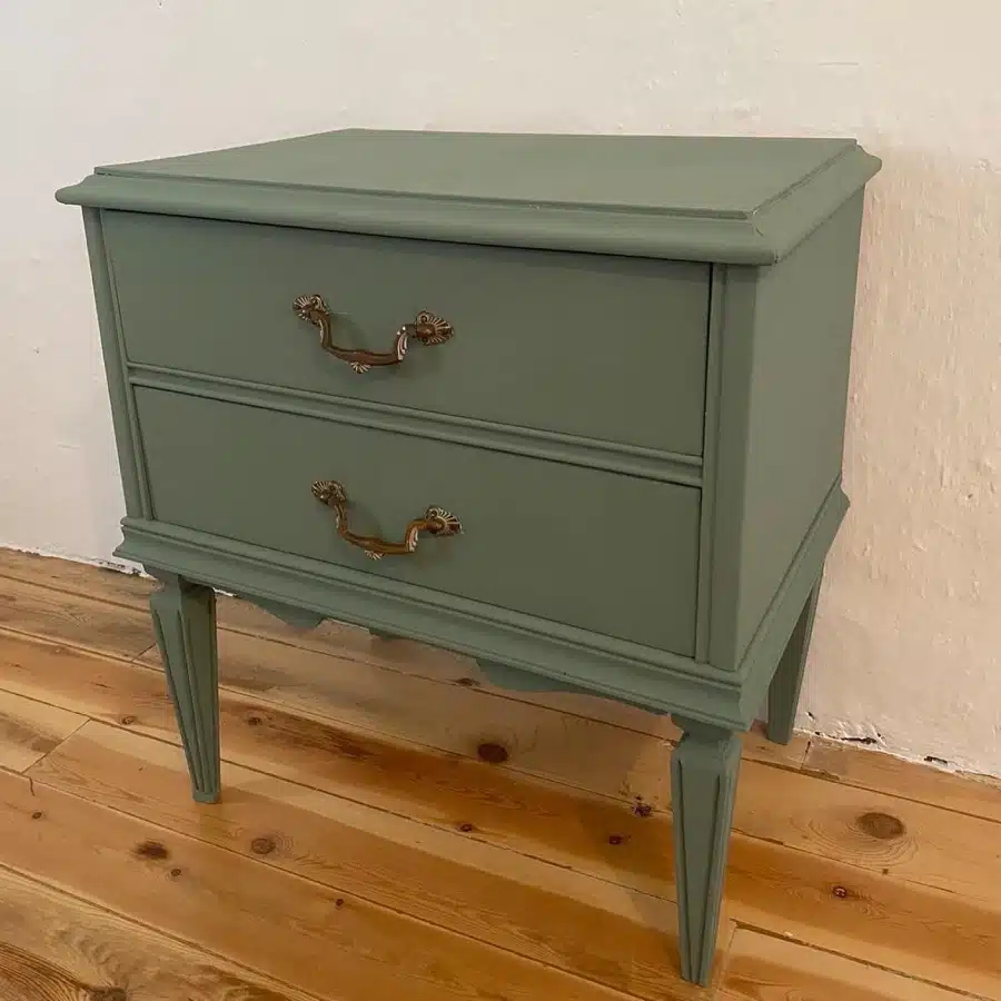 Cómo pintar una mesita de pino en Verde Ordovás: dale un toque fresco a tu deco 26 Mesita pintadaHumo Verde