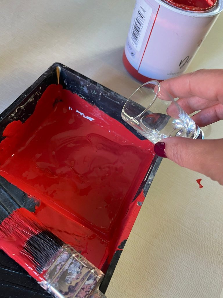 Mezclamos con agua la pintura