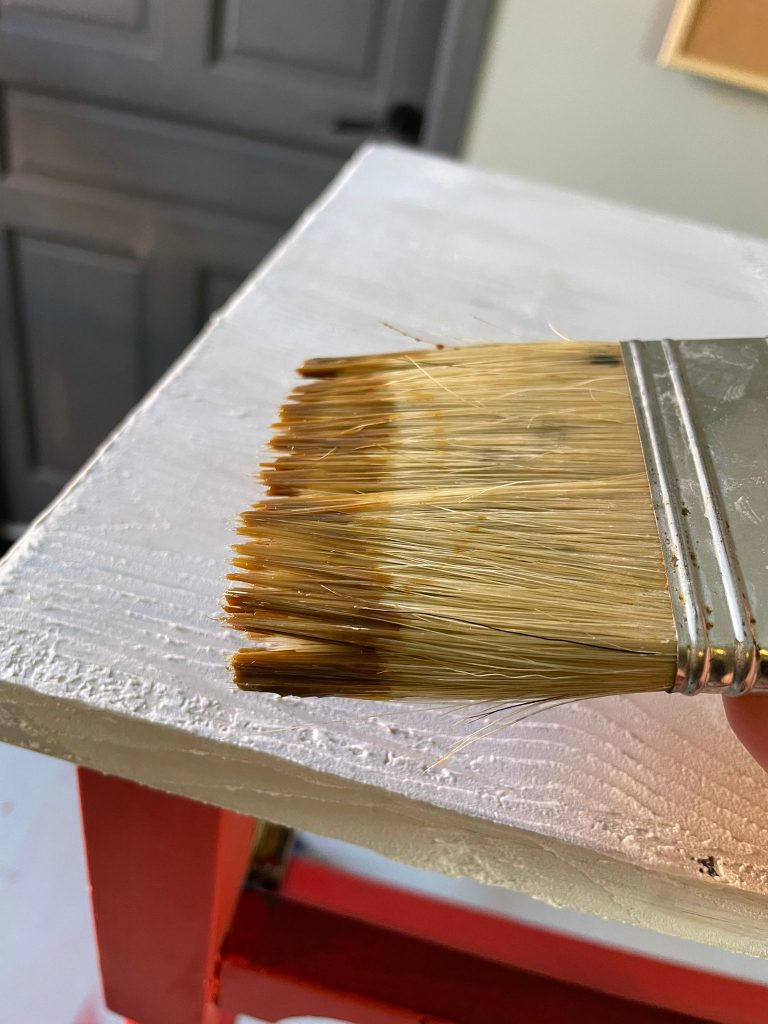 Aplicamos pátina nogal y castaño