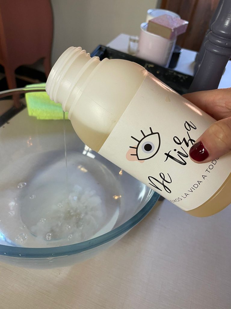 Mezclamos con agua el limpiaodor