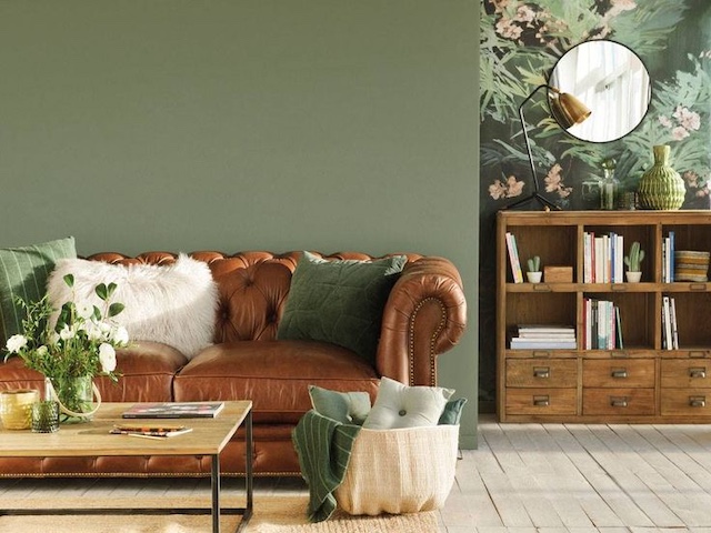 Tips para pintar paredes con muebles oscuros: sofa oscuro sobre verde