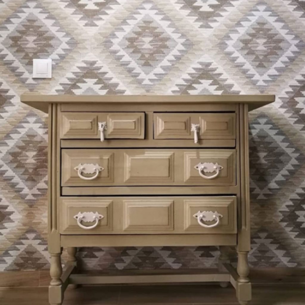 Mueble pintado en color Oliva