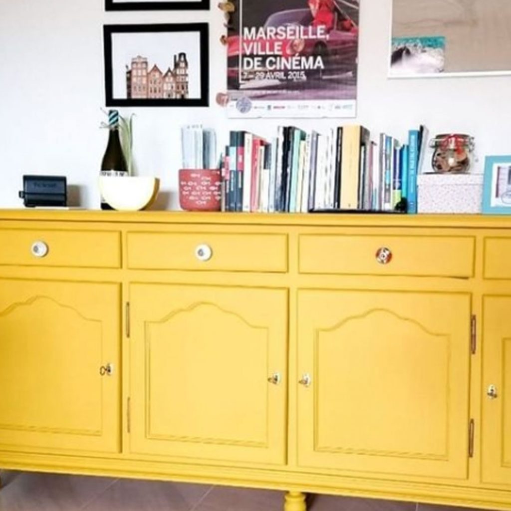 Mueble pintado en color mostaza