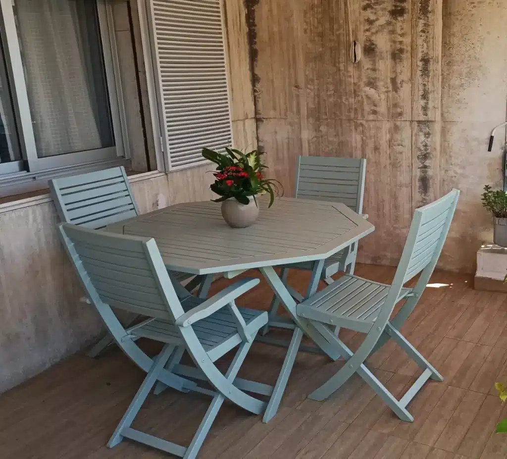 Renovar tu hogar con poco dinero 18 Conjunto silla y mesas de jardín pintadas