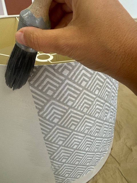 Pegamos la servilleta a la lámpara