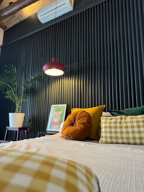 Pared del dormitorio pintada y decorada con listones de madera: resultado final.