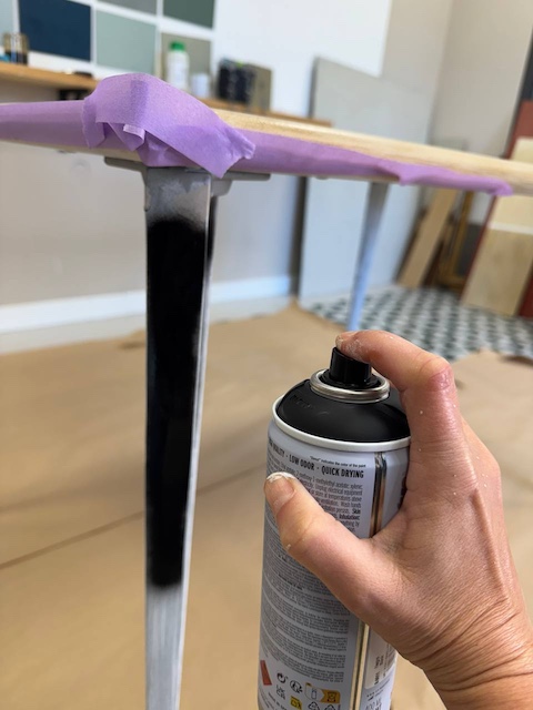 Pintamos las patas de la mesa