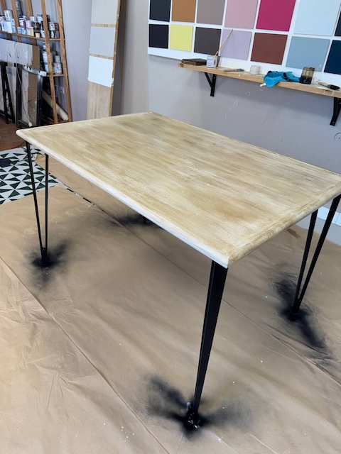 Mesa con efecto madera y patas negras