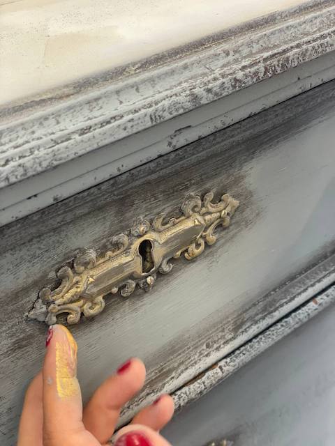 Pintar una cómoda con chalk paint con acabado profesional 20 Aplicamos pátina dorada en el tirador de la vitrina pintada con chalk paint