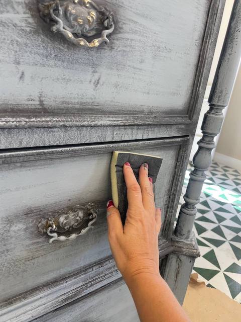 Pintar una cómoda con chalk paint con acabado profesional 19 Integramos la pátina en el mueble
