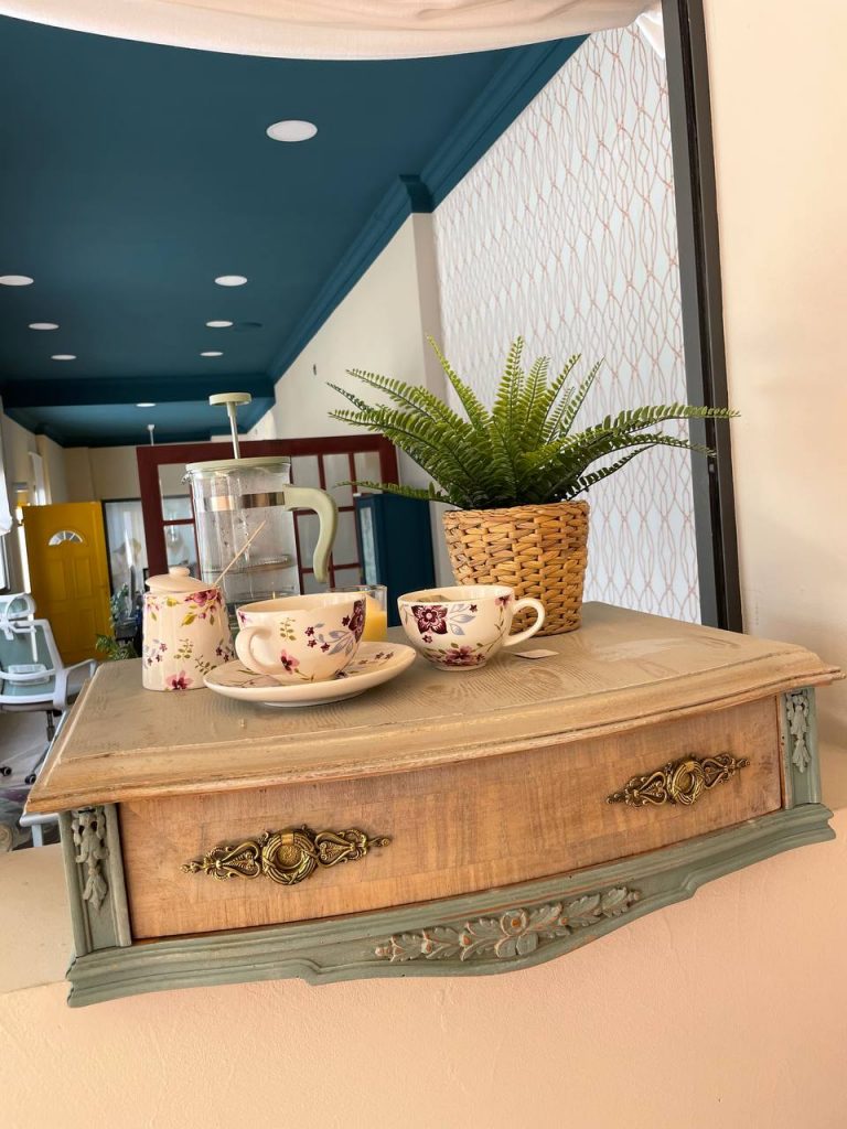 Cómo ampliar espacios con pintura 11 Techo de la oficina pintado en azul Picadilly