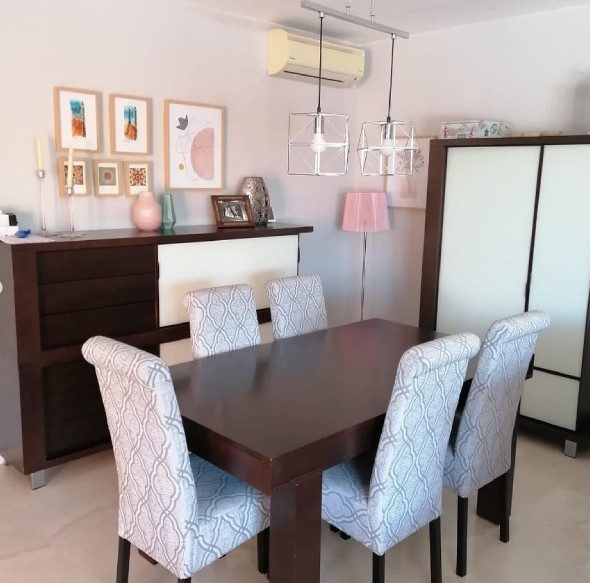 Cómo ampliar espacios con pintura 3 Salon colores oscuros