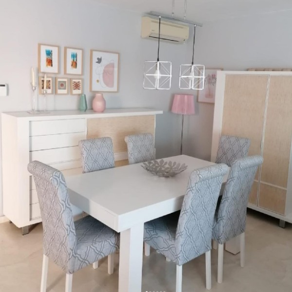 Cómo ampliar espacios con pintura 4 Salon pintado en colores claros para ampliar el esapcio con pintura