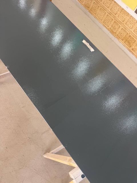 Puerta metálica pintada