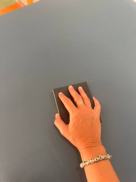 Lijamos la primera mano de pintura