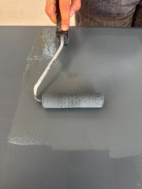 Aplicamos con rodillo la segunda mano de pintura