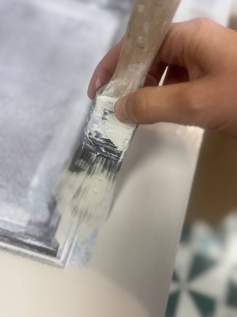 Aplicamos la primera mano de pintura Lino