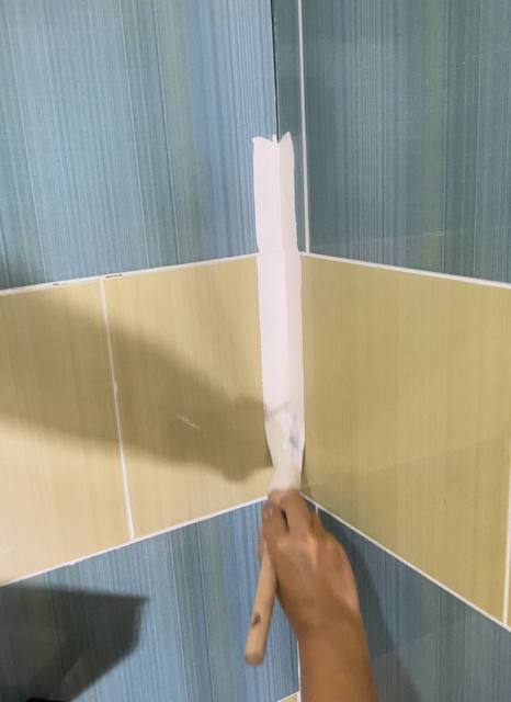 Cómo pintar azulejos de baño. 10 recorte esquina azulejos
