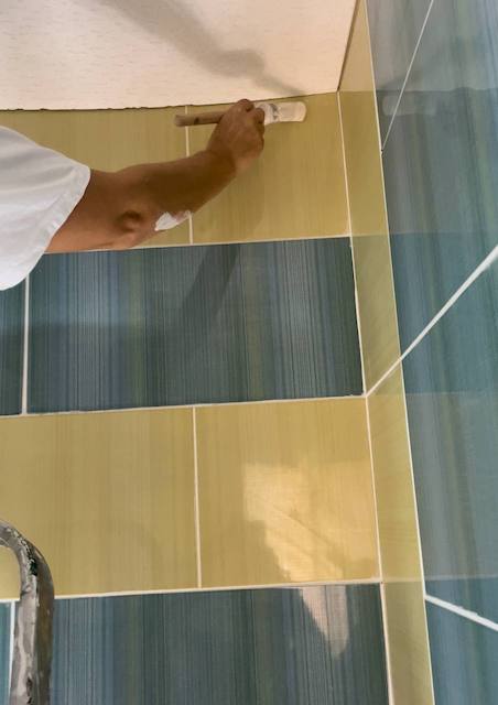 Cómo pintar azulejos de baño. 9 recorte techo azulejos